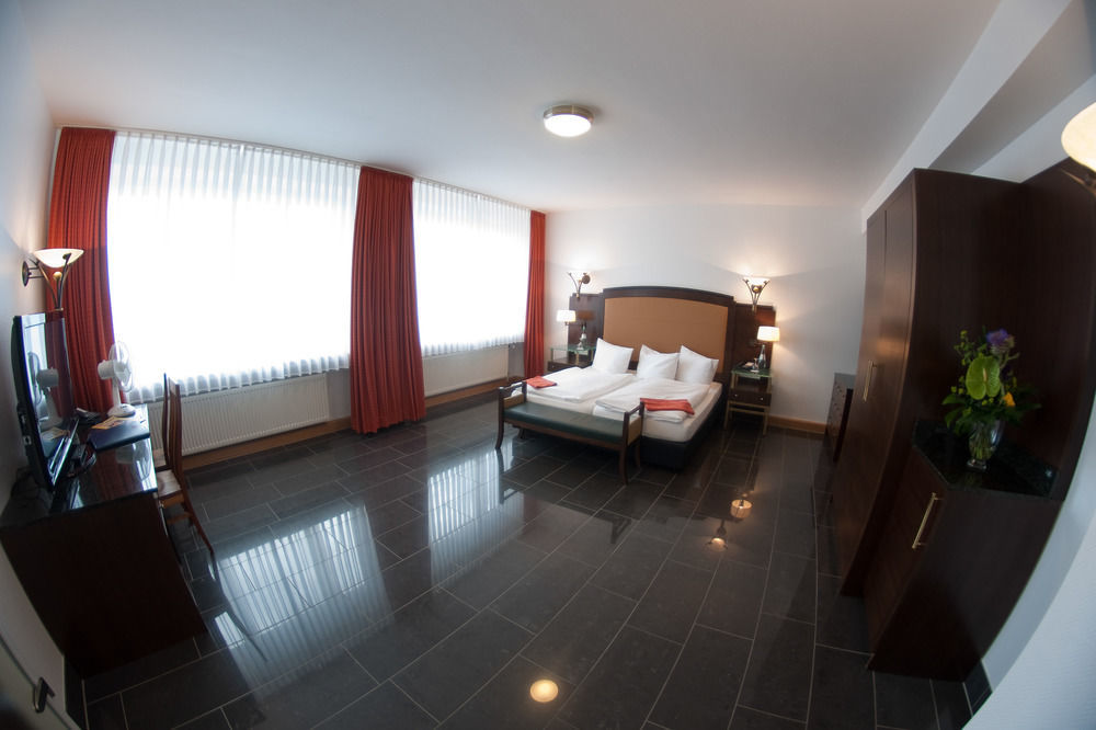 Hotel Conti Am Hauptbahnhof Munster  Exteriör bild